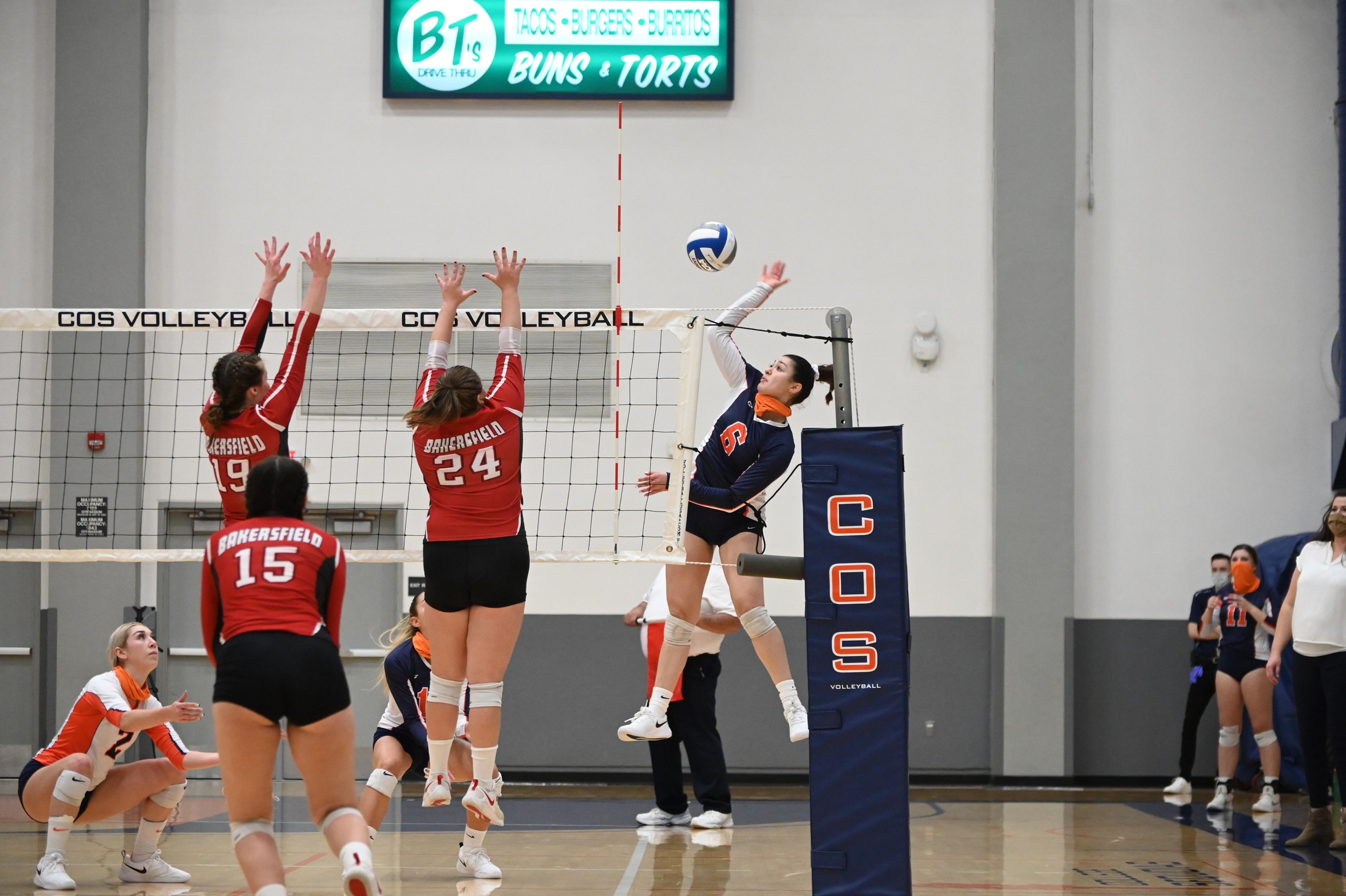 Strong finish caps successful weekend for Giants volleyball team